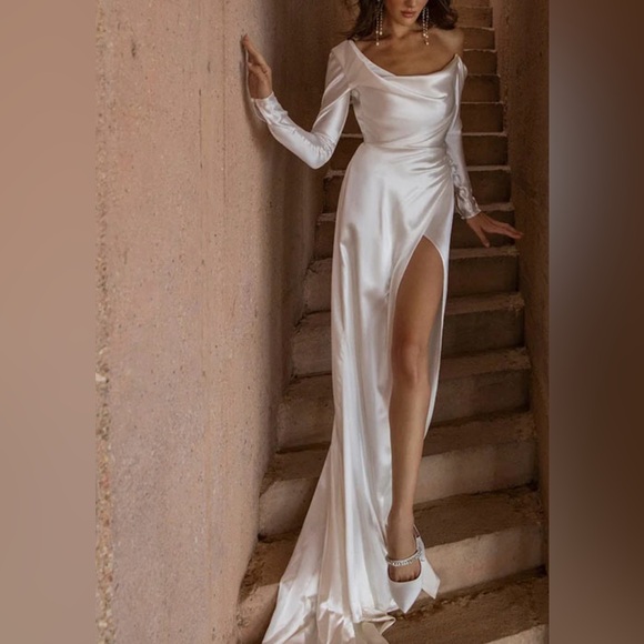 missacc Dresses & Skirts - Elegant One Shoulder White Satin Gown